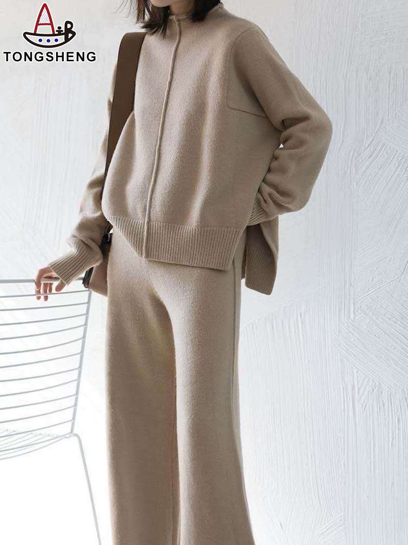 Beige two-piece knitted suit is loose and comfortable, the top can be tucked into the pants
