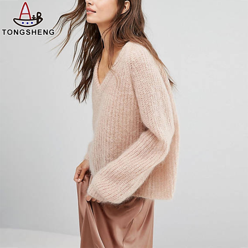 V-neck cashmere sweater with long skirt is very feminine