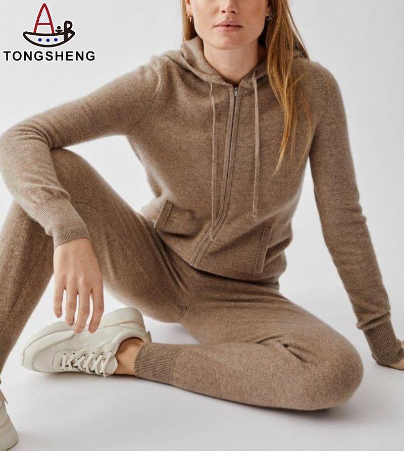 The zippered hooded cashmere sweater is a classic casual sportswear for on-the-go sports