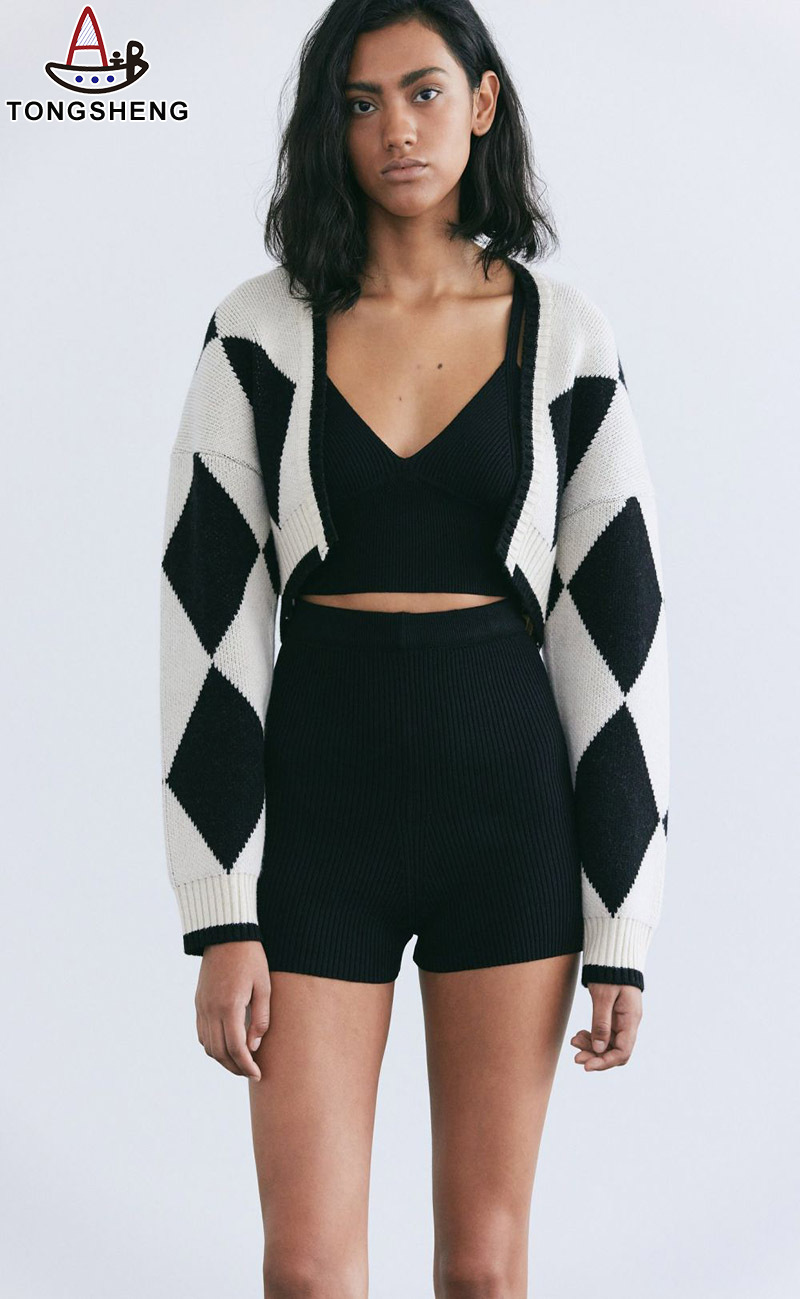 Cropped women's oversized cardigan with tight-fitting suspenders for a stylish, versatile look