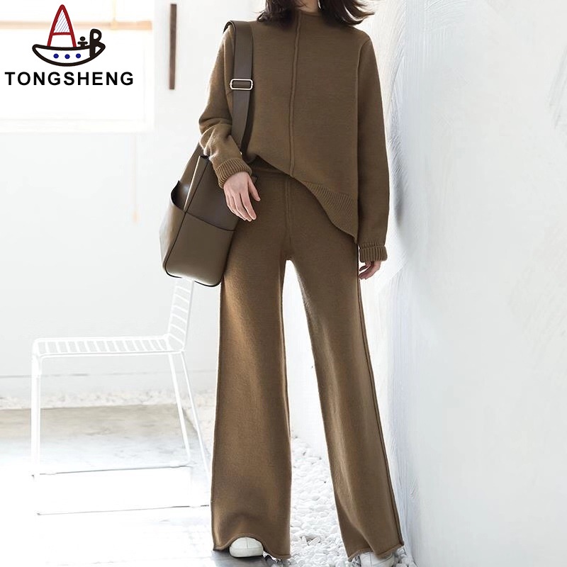 A brown knitted suit with a bag of the same color is fashionable and gentle