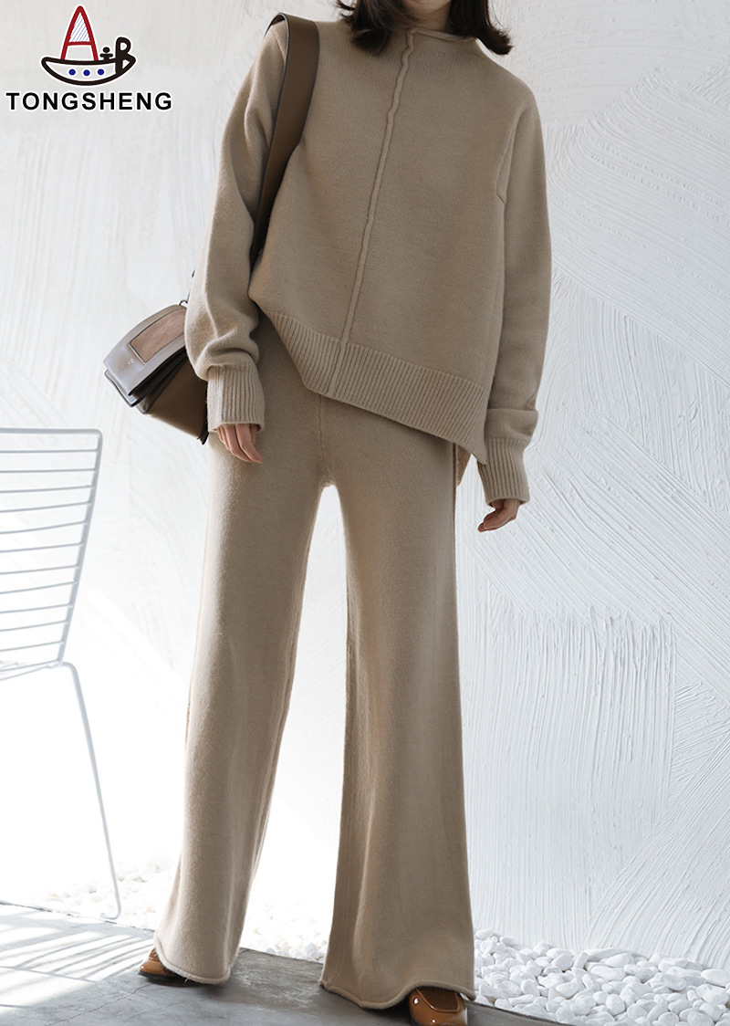 The beige sweater suit is loose and comfortable, and the pants are made into wide legs to make the legs look longer