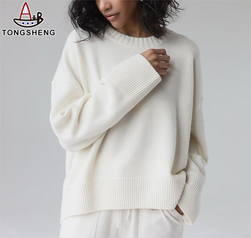 Crew neck cashmere sweater with rib knit on the neckline, cuffs and hem