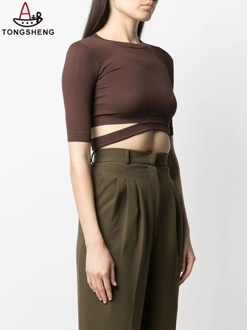 Cropped brown knitted sweater with elongated body proportions