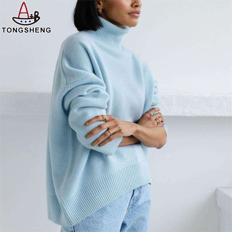 Wear a light blue turtleneck cashmere sweater to show your temperament