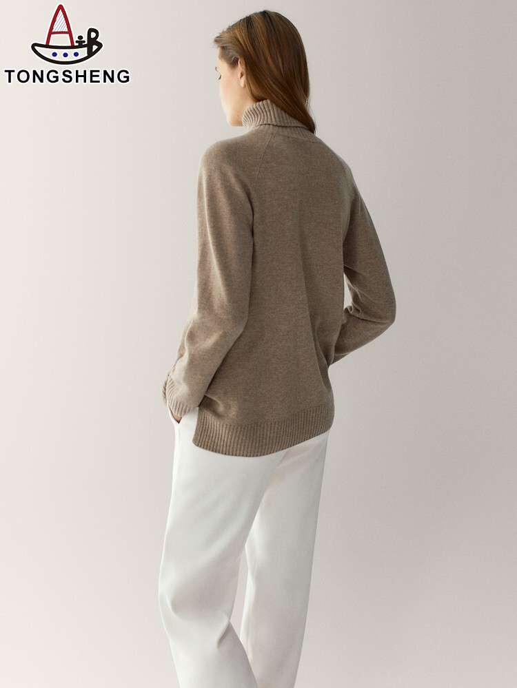 The hem of the cashmere sweater is bifurcated, unique and stylish