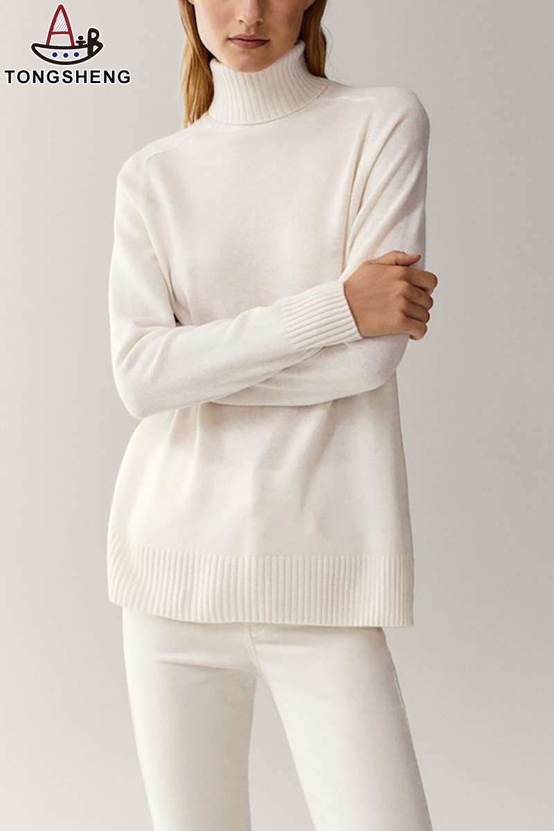 Turtleneck cashmere sweater with rib knit at the cuffs and hem