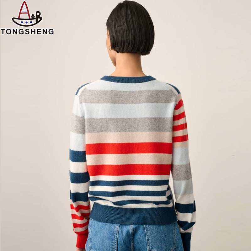 Mixed-color striped cashmere sweater with jeans is simple and stylish