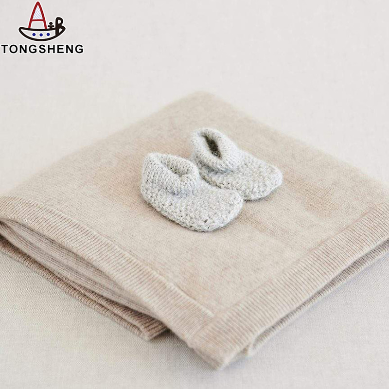 Soft and comfortable cashmere blanket with baby knitted shoes